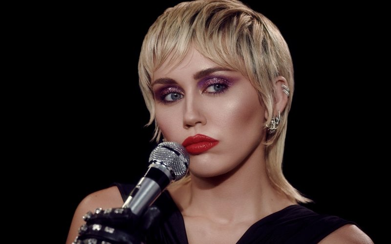 Miley Cyrus volta com novo single, “Midnight Sky”