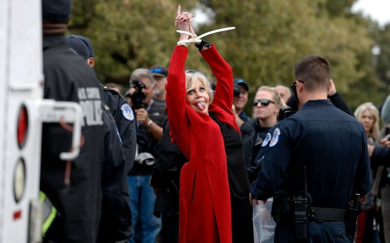 Pela 4ª semana consecutiva, Jane Fonda é presa em manifestação pelo clima