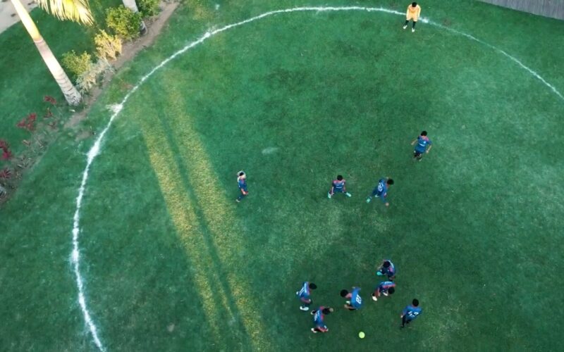 Exclusivo: Projeto OKAETÉ mostra em clipe futebol jogado por indígenas em campo redondo
