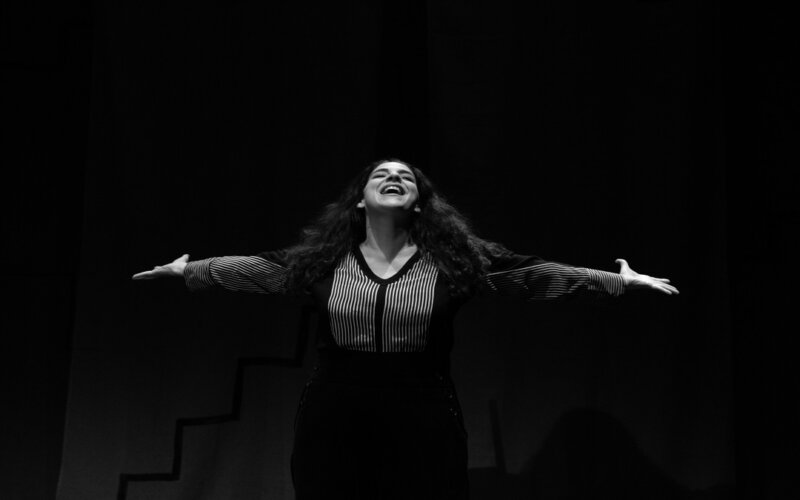 “Pagú – Até Onde Chega a Sonda” solo de Martha Nowill reestreia no Teatro Vivo