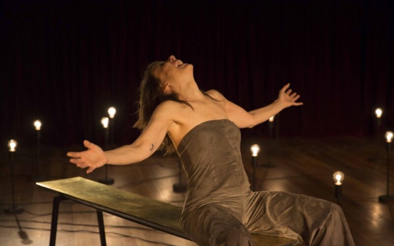 Ana Kutner apresenta monólogo Passarinho no Teatro Eva Herz.